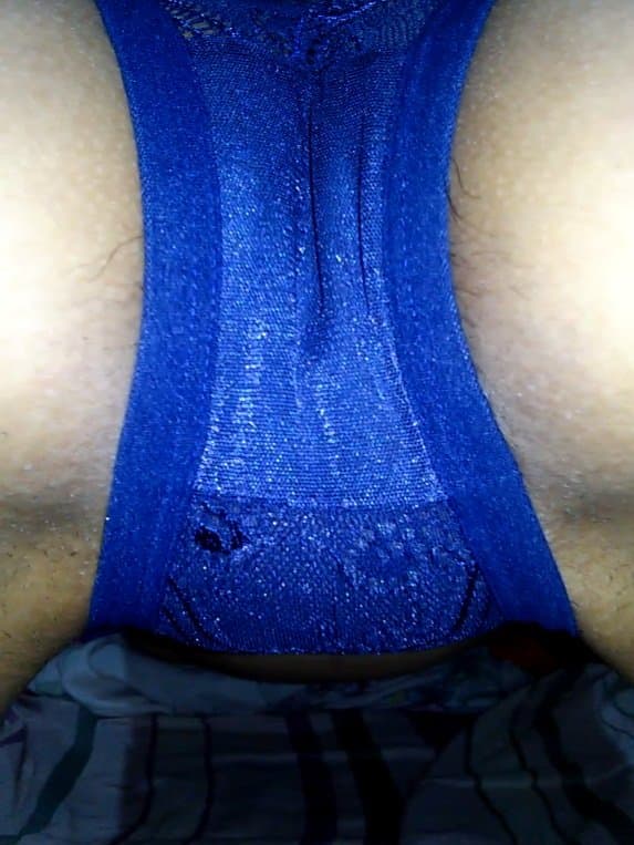 minha esposa putinha posando de calcinha azul