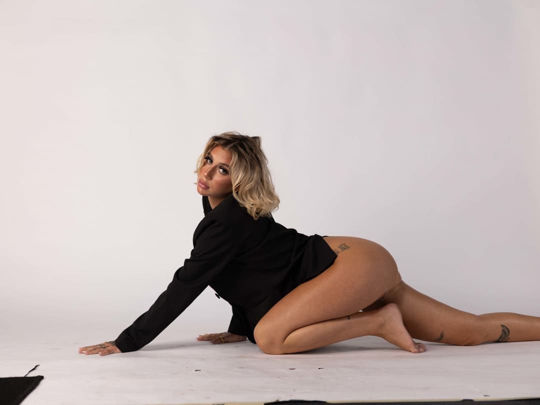 Incredible Tattoed Blonde