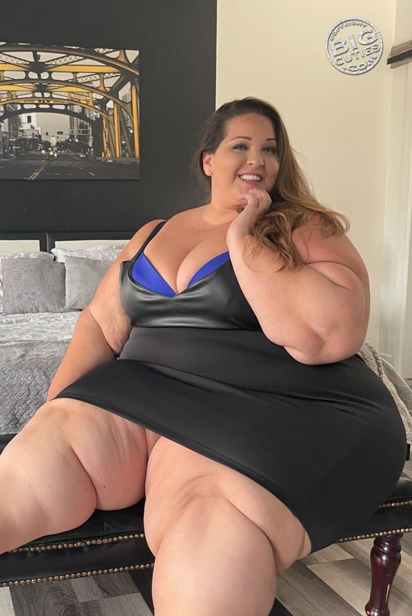 Click to view full size FAT SECRETARY- BOBERRY TIGHT BLACK SKIRT BLUE SEXY INTIMATES