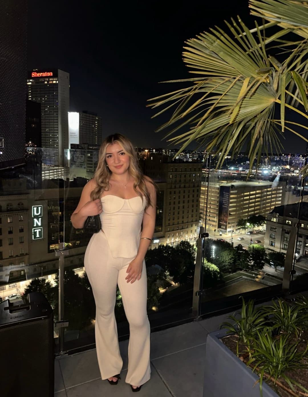 Tiny guy gets fucked - aShemaletube.com_1