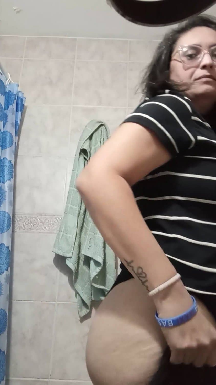 Chubby MILF show her shaved pussy and her nñbig breasts