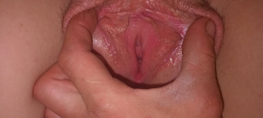Wifes pussy spread wide open.nice pink south african pussy.??