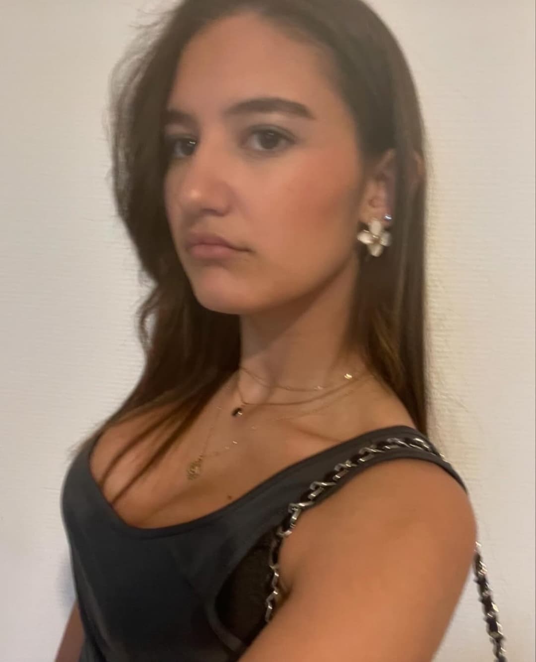 Francaise maigre au petit cul sexy