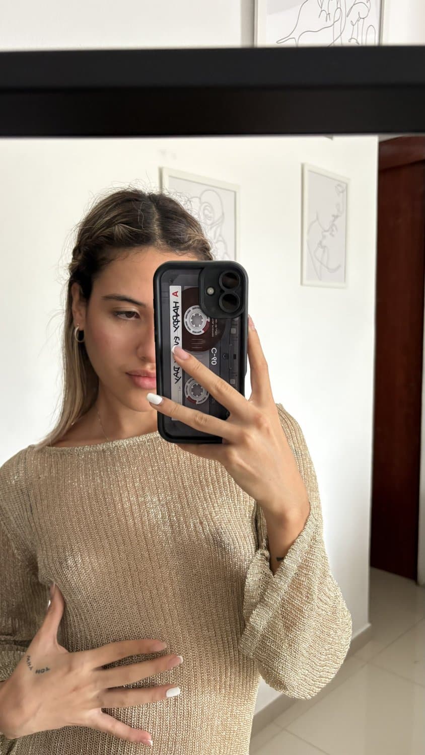 Click to view full size Novinha magrinha que adora usar vestido sem calcinha , experimentando lingeries e squichando