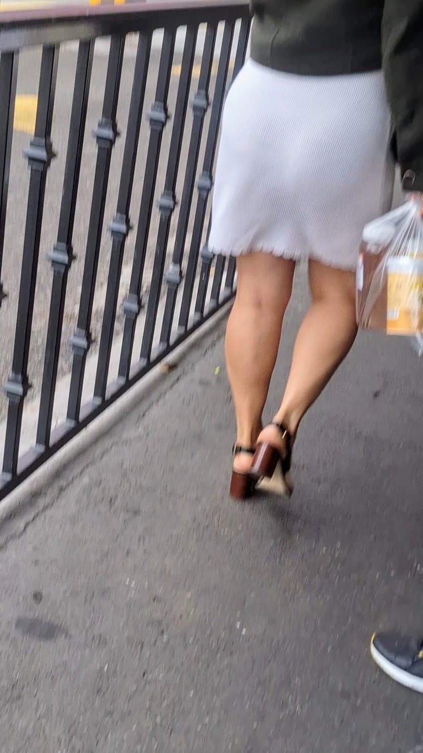 Madura mexicana en vestido blanco, sexy hot milf