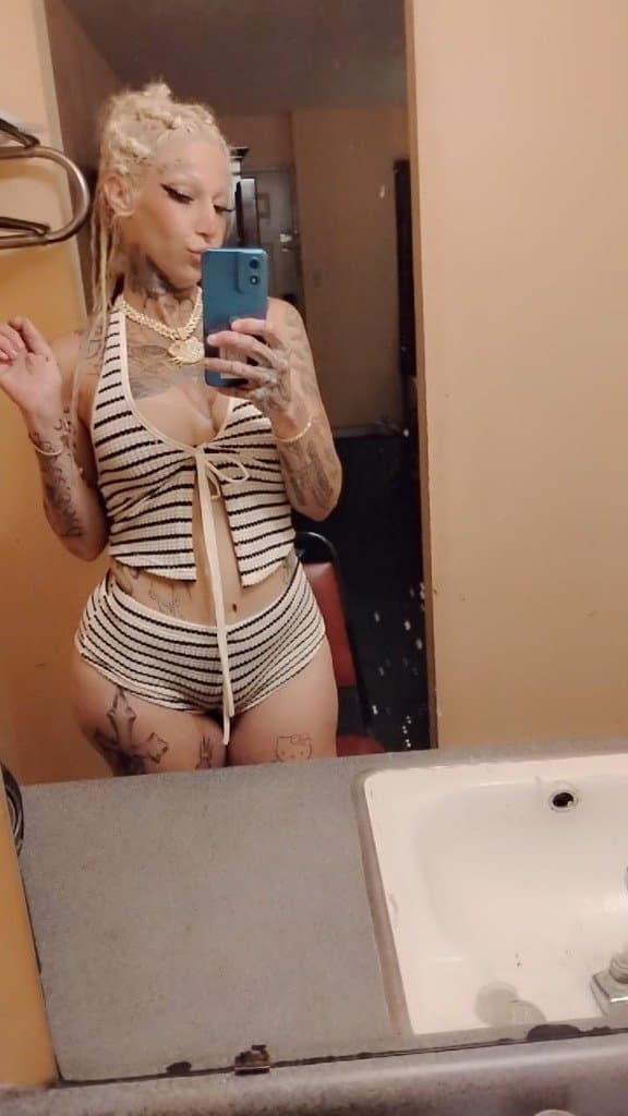 SLIM THICK 100% REAL white chocolate mom tatted big booty milfs phone