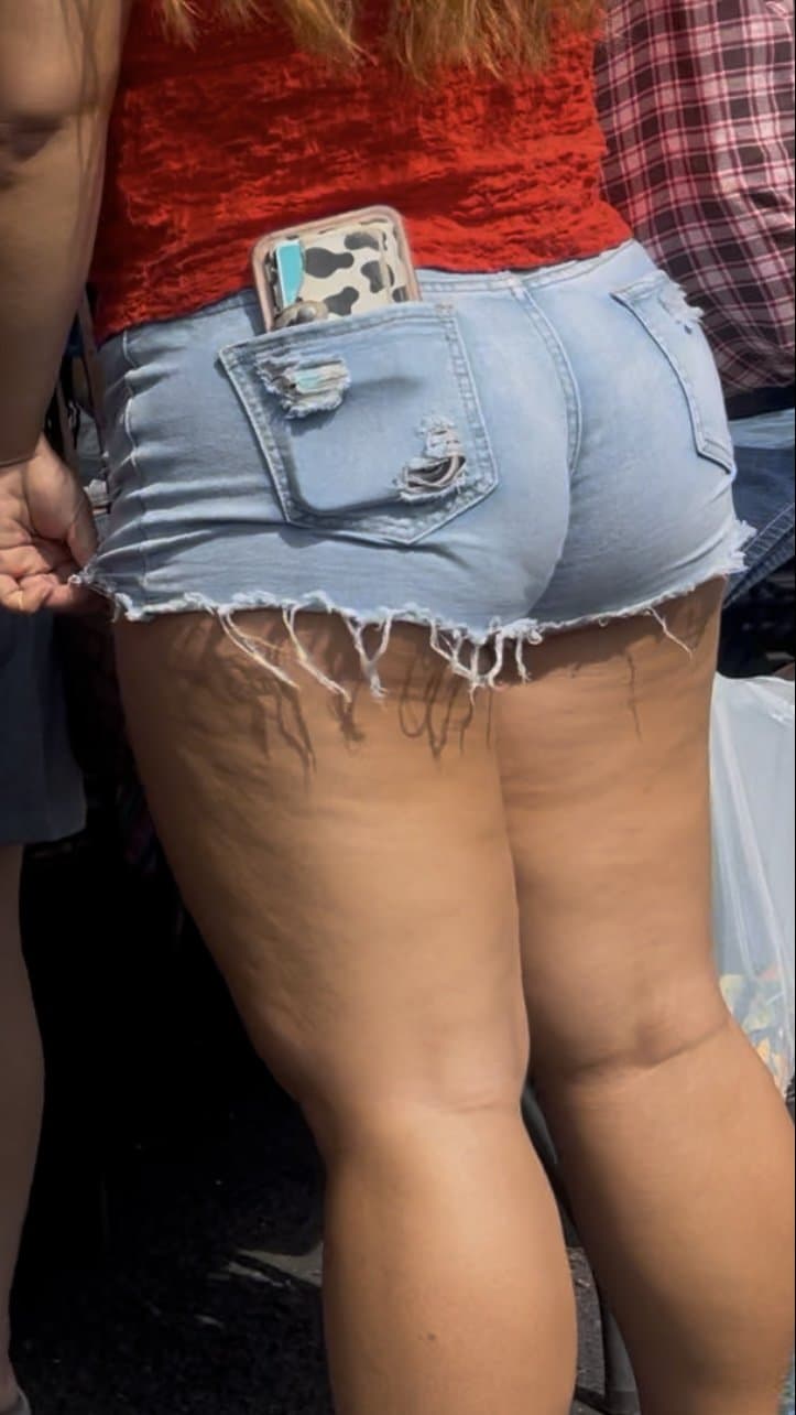 Thick Asian babe tight huge cameltoe. Pussy lips bussin in those shorts . So sexy