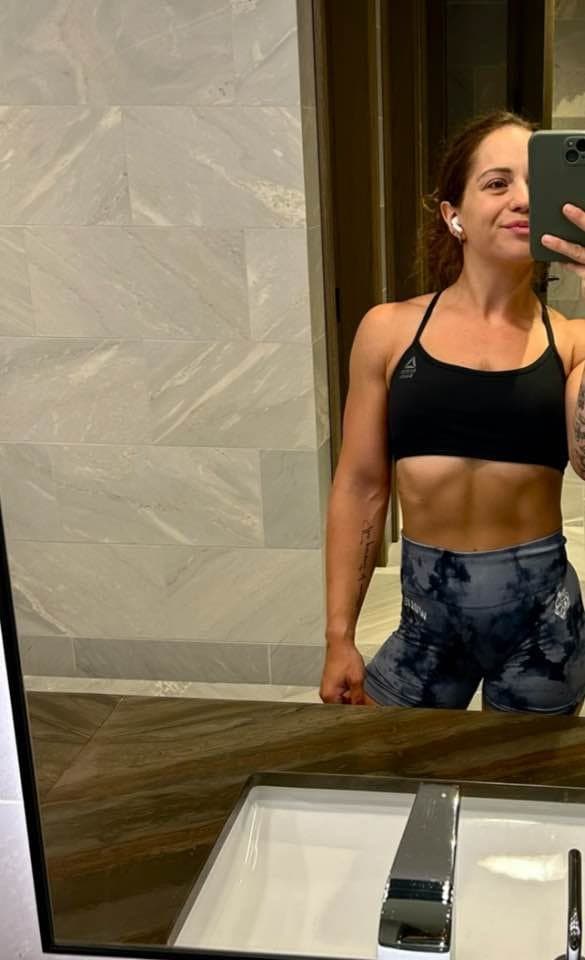 Sexy KIK slut shows off her fit body