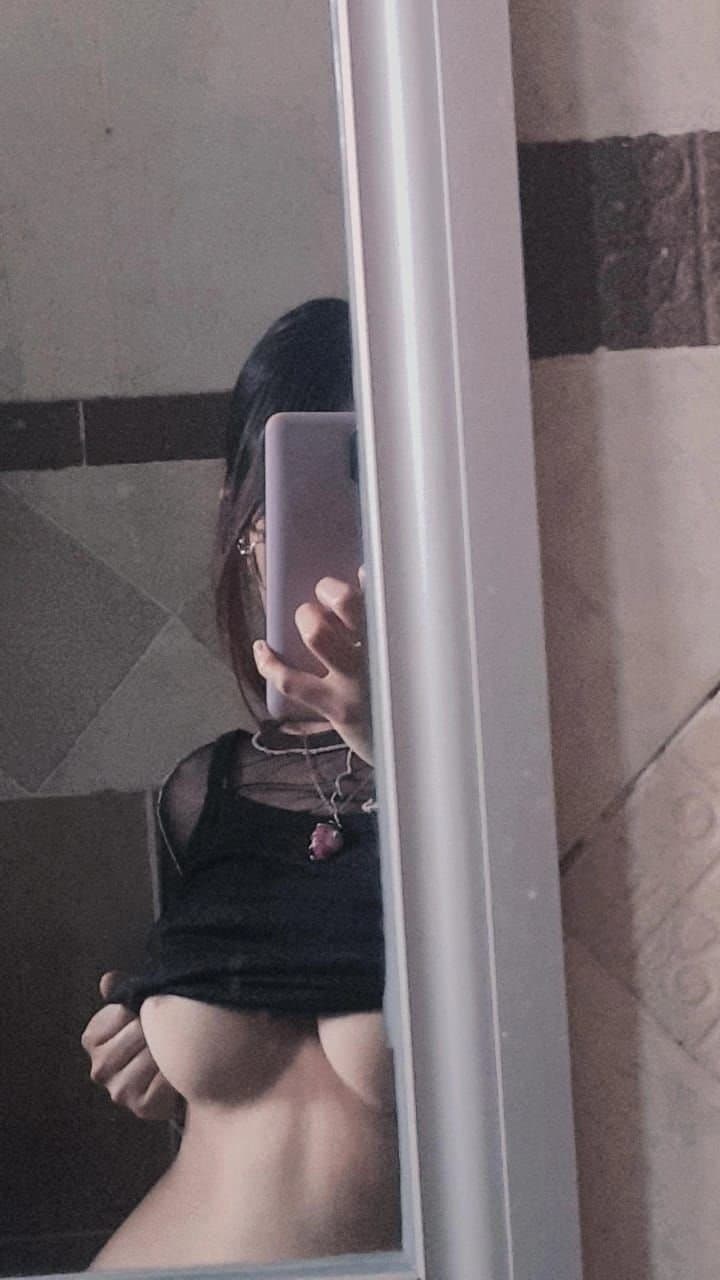 Valorant player shows her tits for you