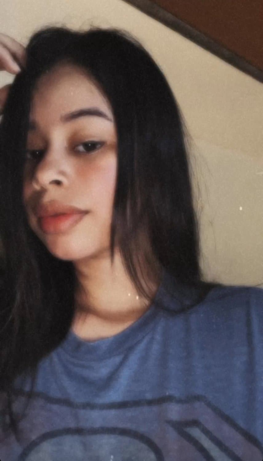 Fresia es una putita de 20 años con uno labios carnosos y le mama la verga a su abuelo?