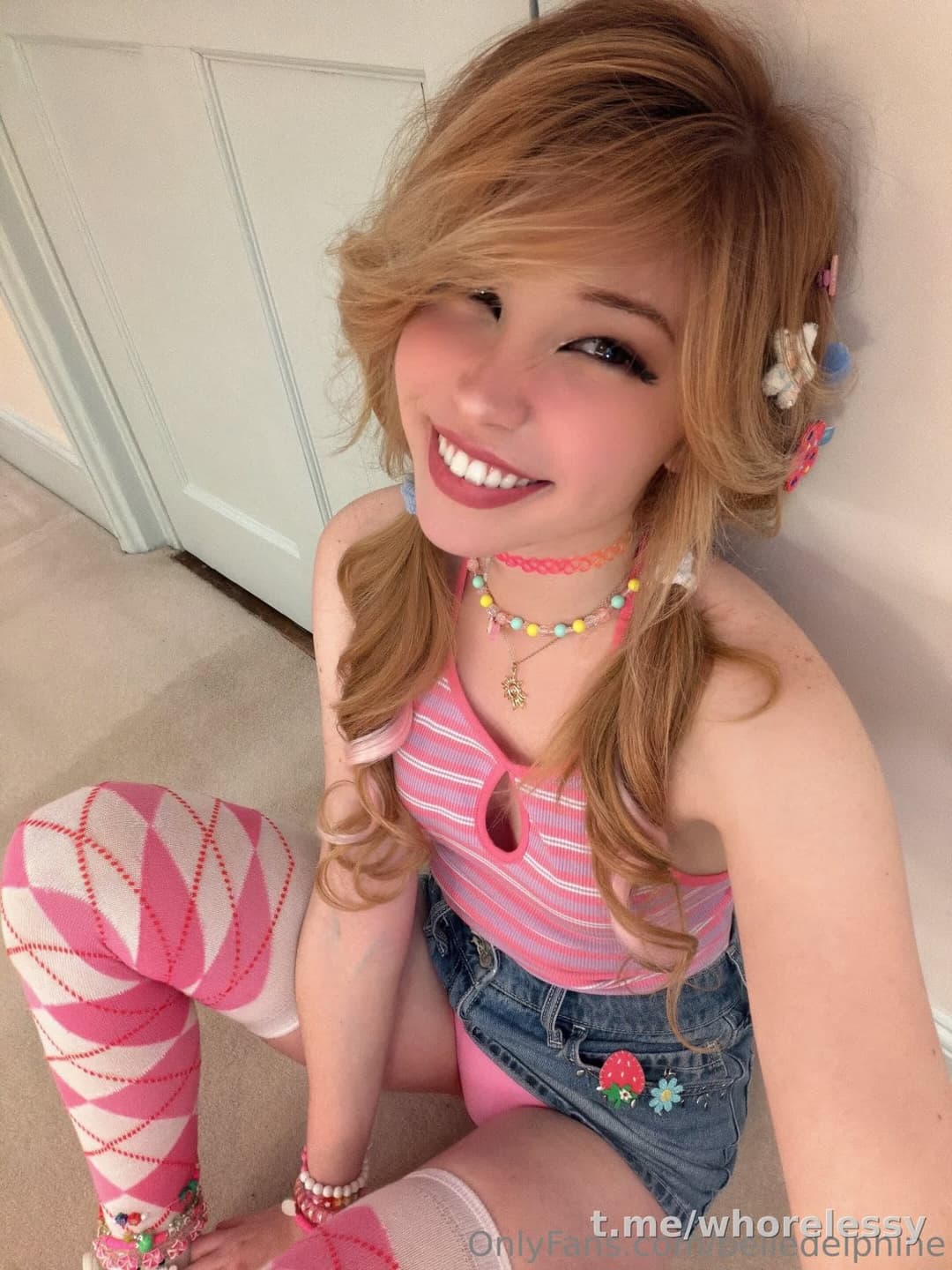 Cute egirl teases pink panties and flashes tits