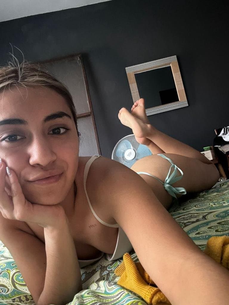 Flaquita puta le encanta mostrar su culo y su conchita peluda