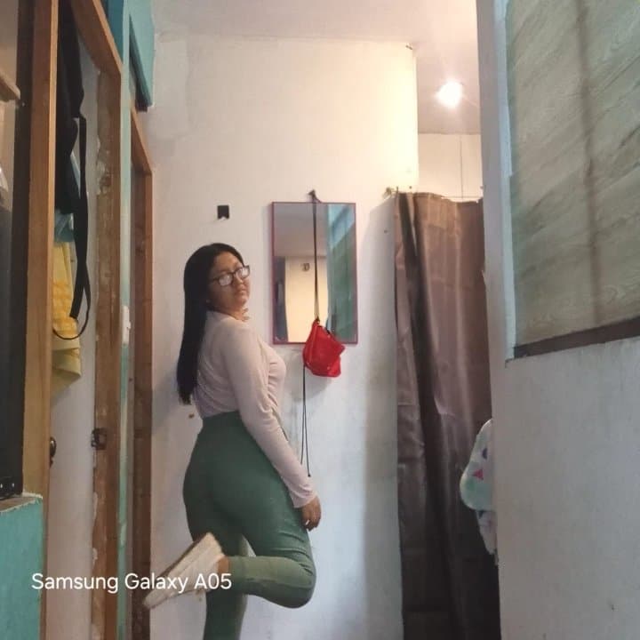 Piernas largas, cintura fina y un trasero que te hará amar el video ? Te la pongo dura entra perfil