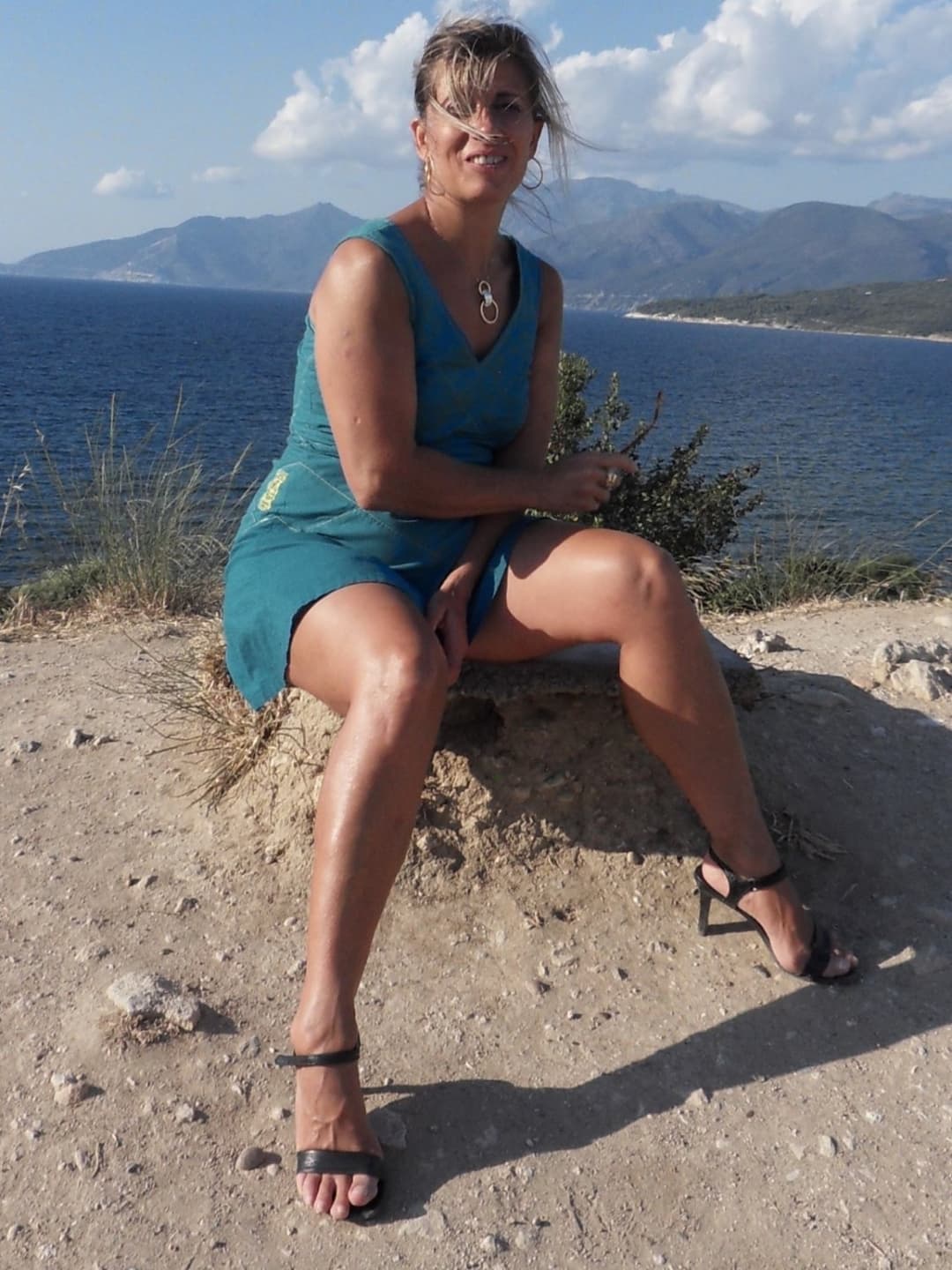 Lisa se promène sans culotte en Corse