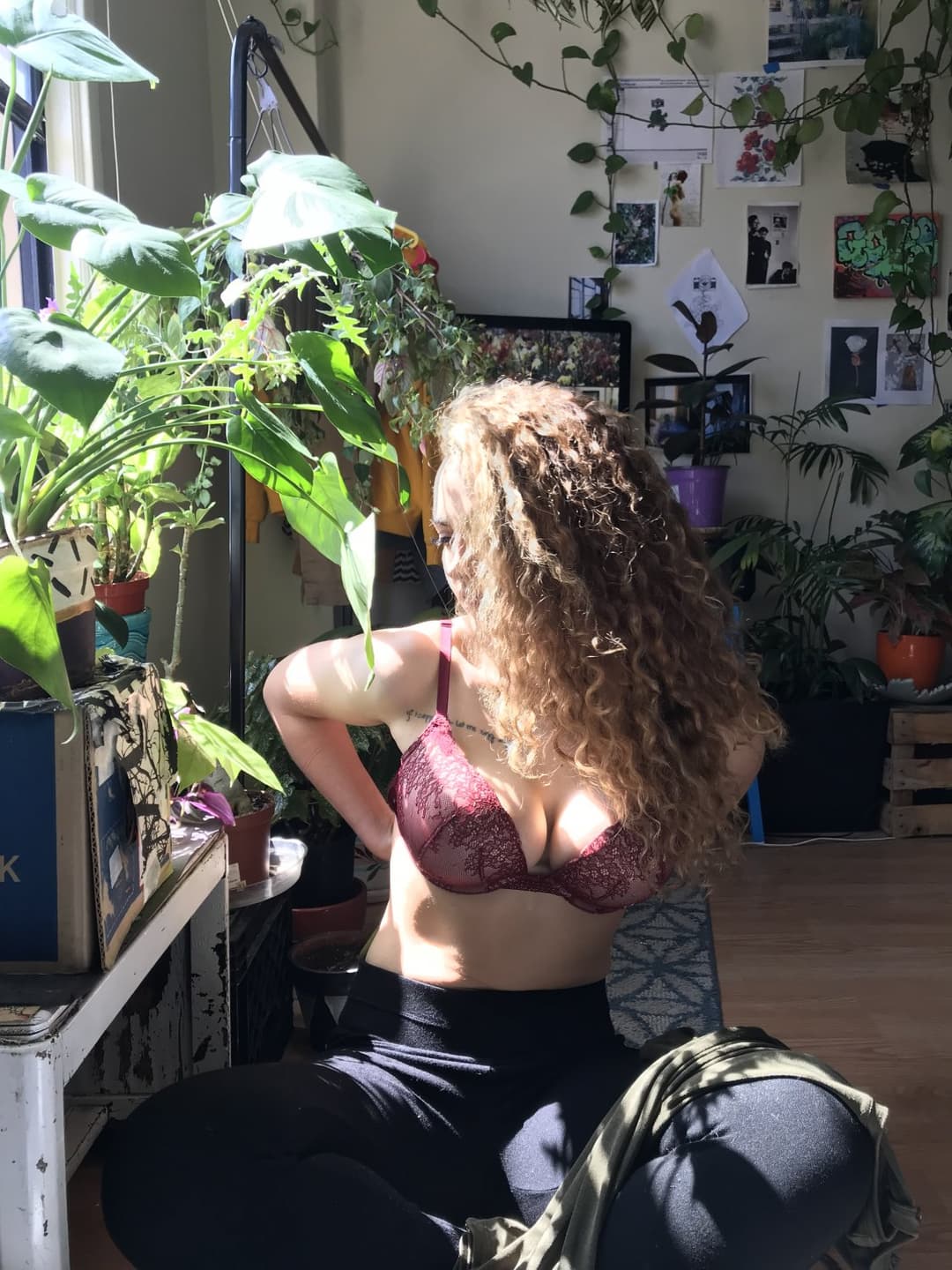 Sexy Pawg slutty model begs for cum