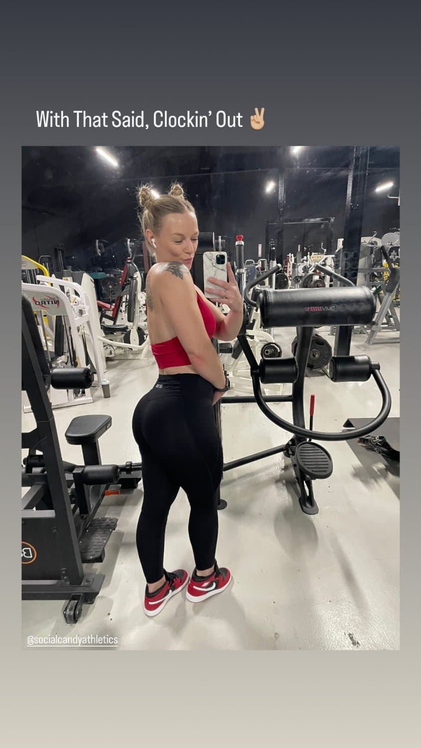 Fitness girl let some lucky scrawny asshole grab her big ass in yoga pants as they madeout in gym