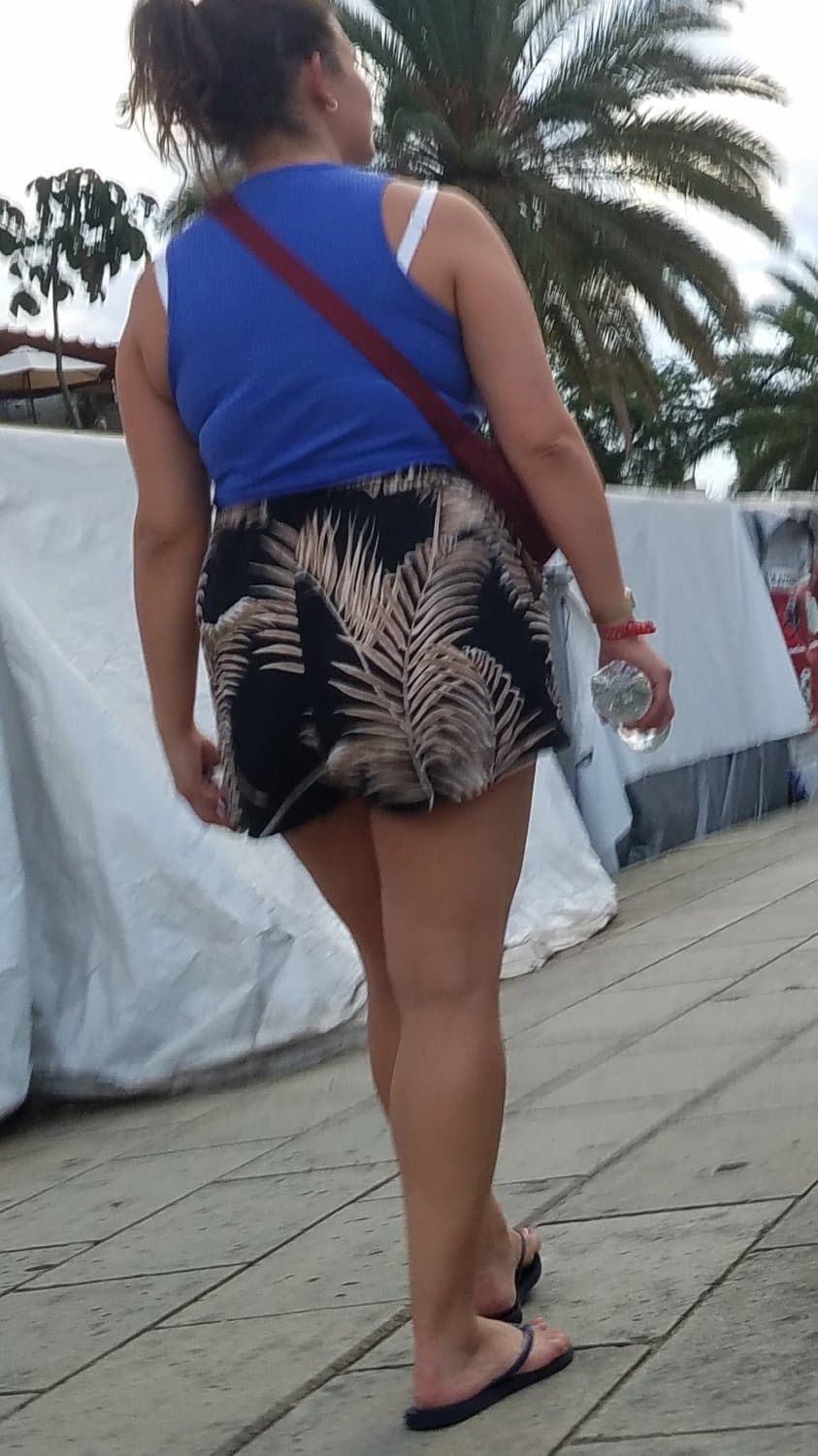 Thick legs, big hips, pretty feet and toes (cute girl in shorts)