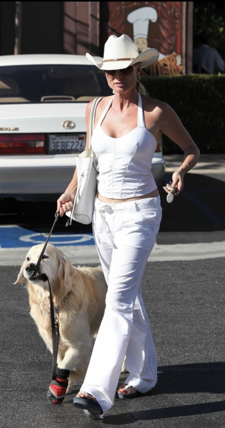 Nicollette Sheridan in platform flip flops