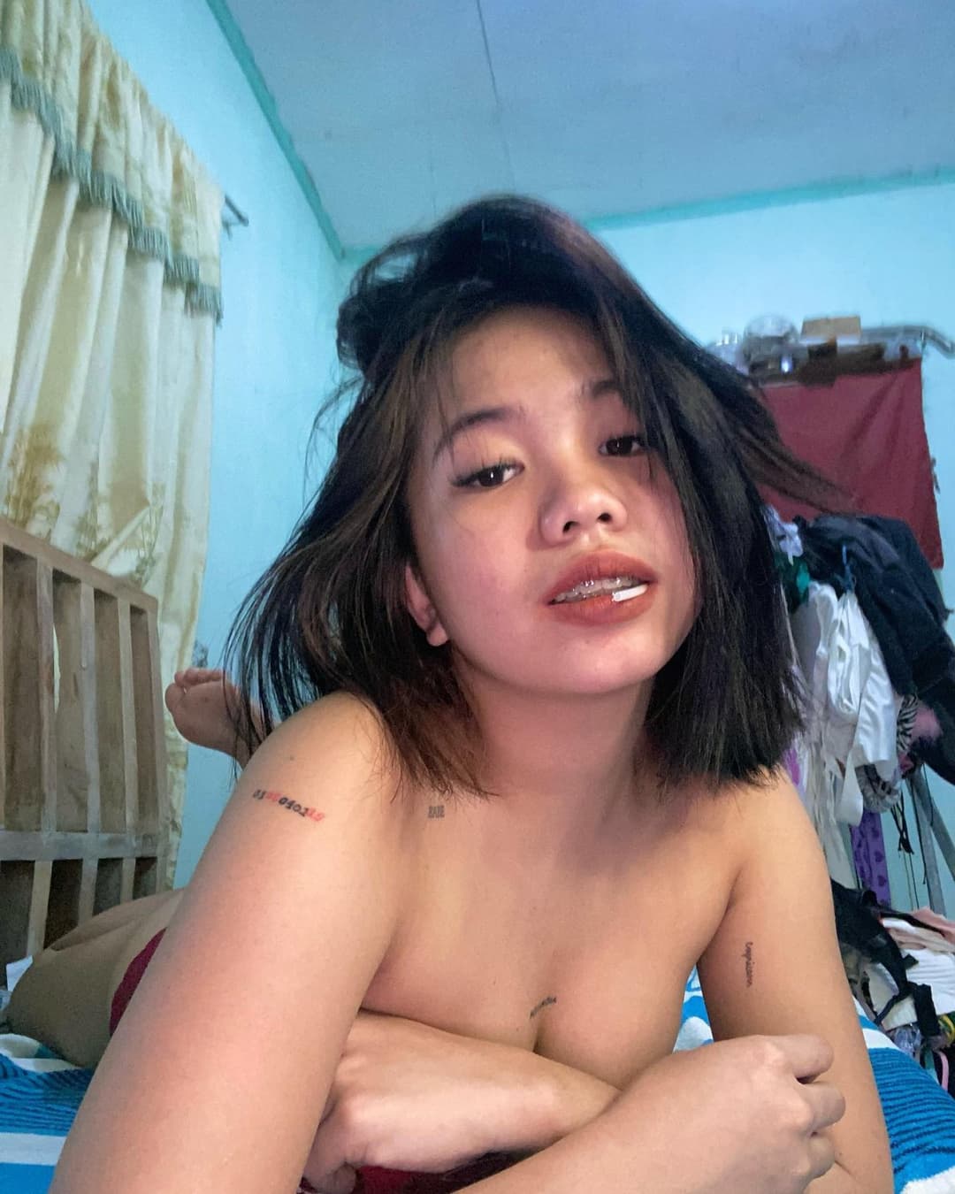 Pinay slut likes to show off her body on social media