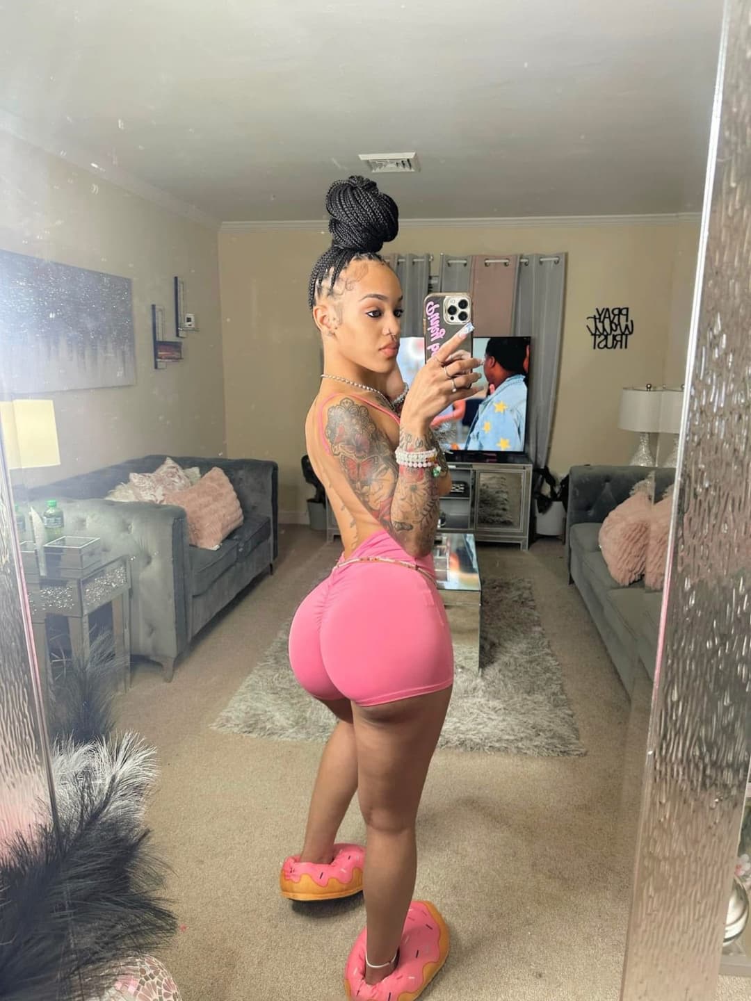 Fit ebony with phat ass & phat pussy print ???