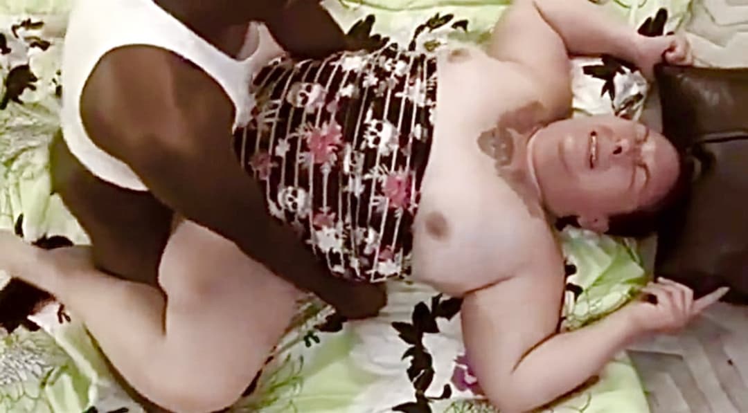 Older video of BBW wife getting fucked by black guy, sent by follower.