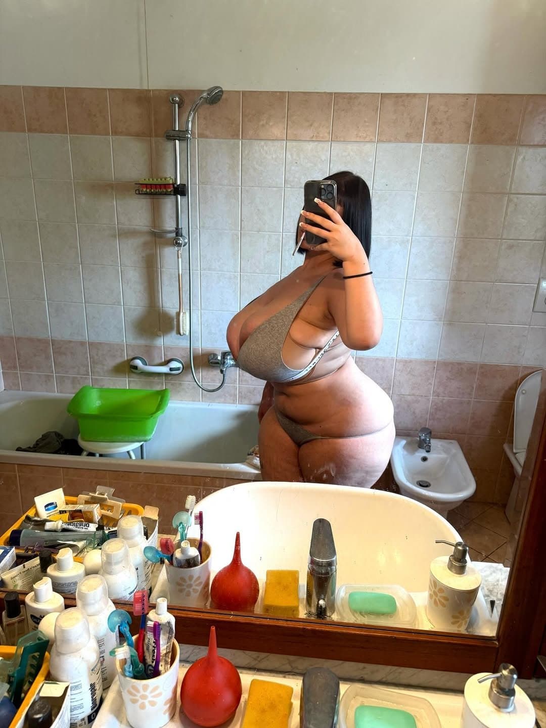 Thick ass Italian with huge ass and big tits