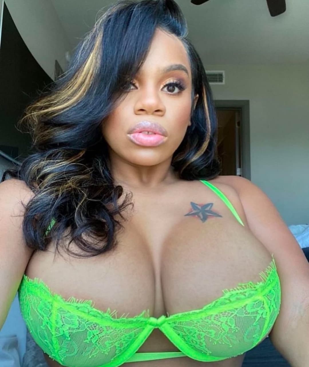 Dominique Chinn Preta Cavala Muito Gostosa