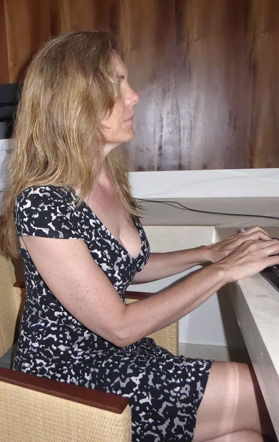 Exhibitionist Wife Wants Hotel Staff to See her Nude