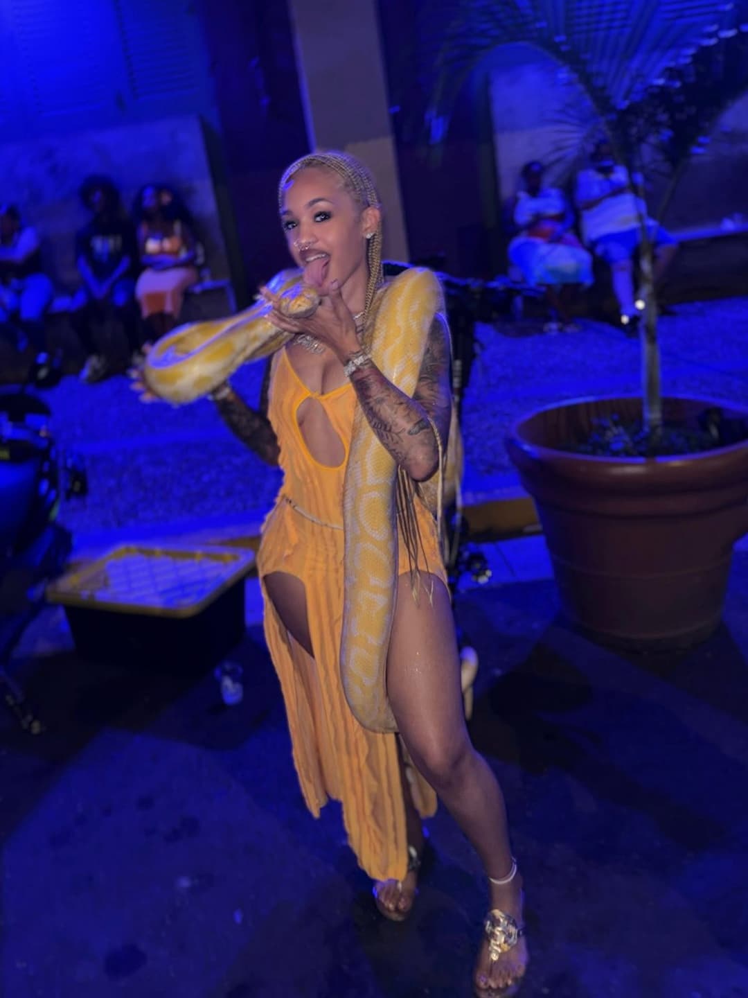 Fit ebony with phat ass & phat pussy print ???