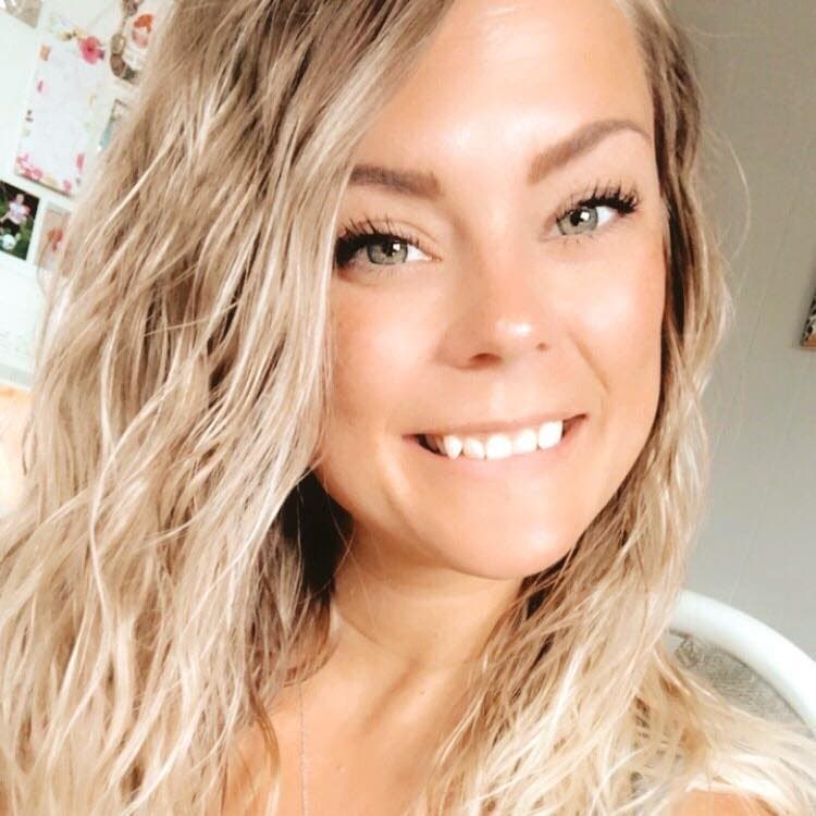 This girl describes what the hottest girl in America is like, then shows off her body for G G W