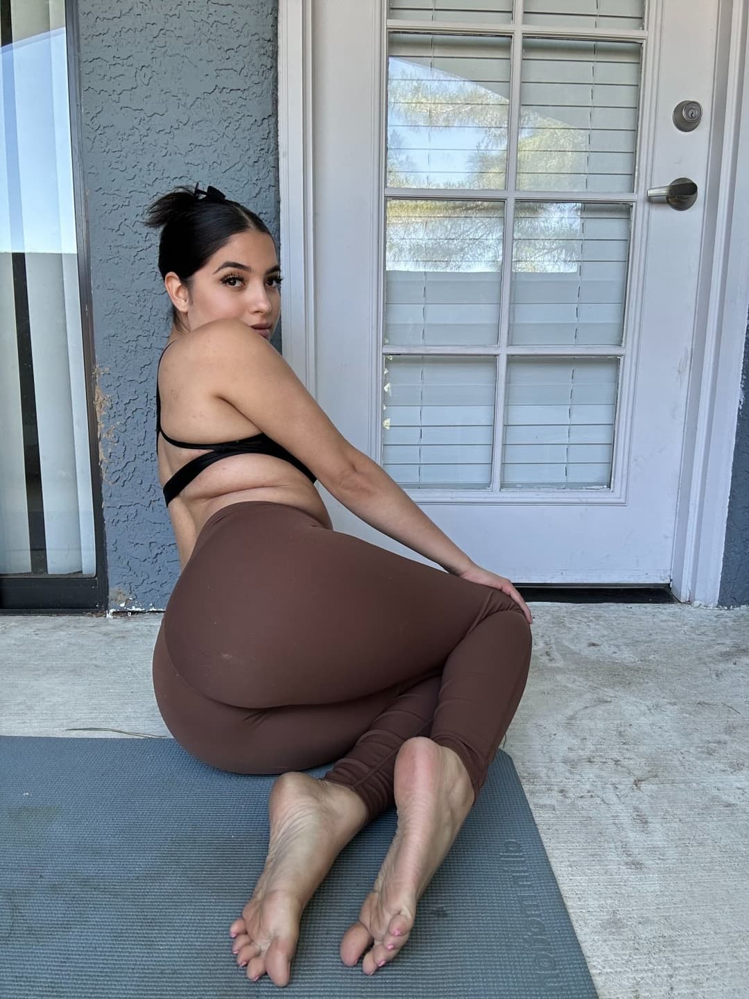 Wall eyed whore showing soles