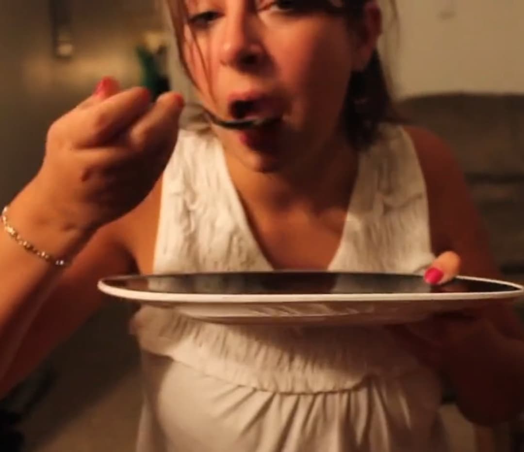 She eat cum from plate and use spoon , she ? swallow cum couple times a day.