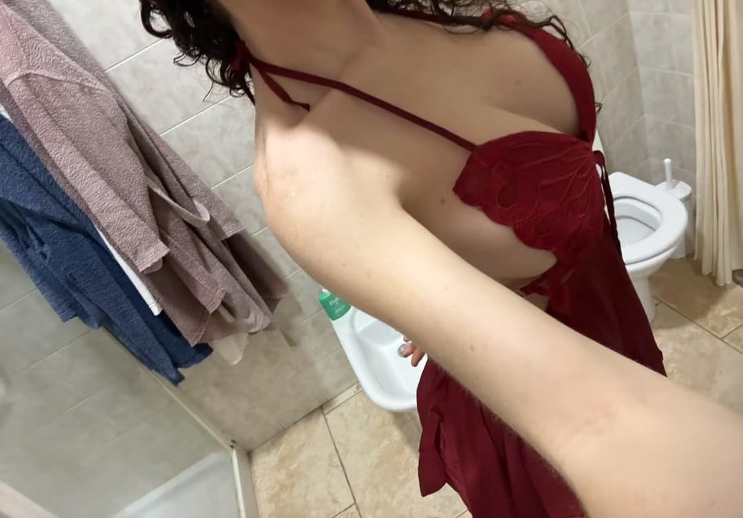 Italian woman who can eat semen and ejaculate inside the vagina....If you want a face photo, just te