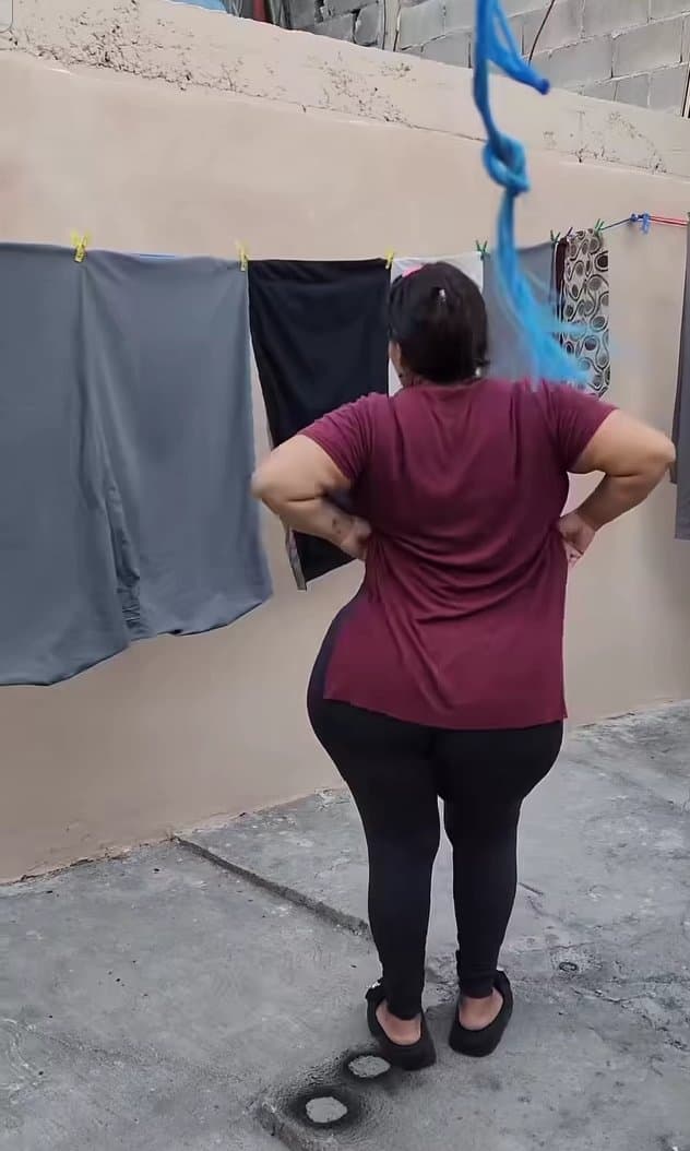 Señora infiel cabalgando verga del vecino mientras su esposo no está pero eso antes tiende la ropa