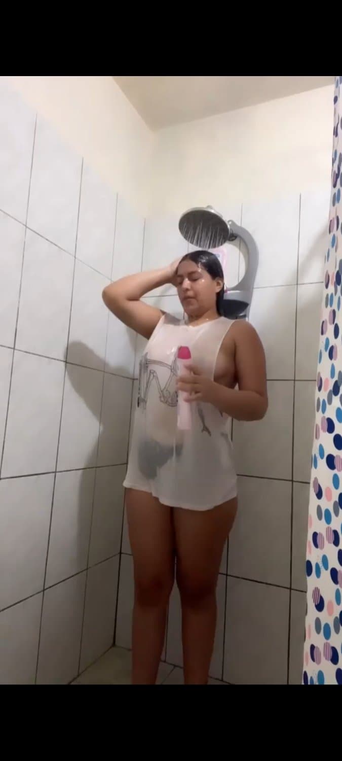 Mi prima en la ducha desnuda