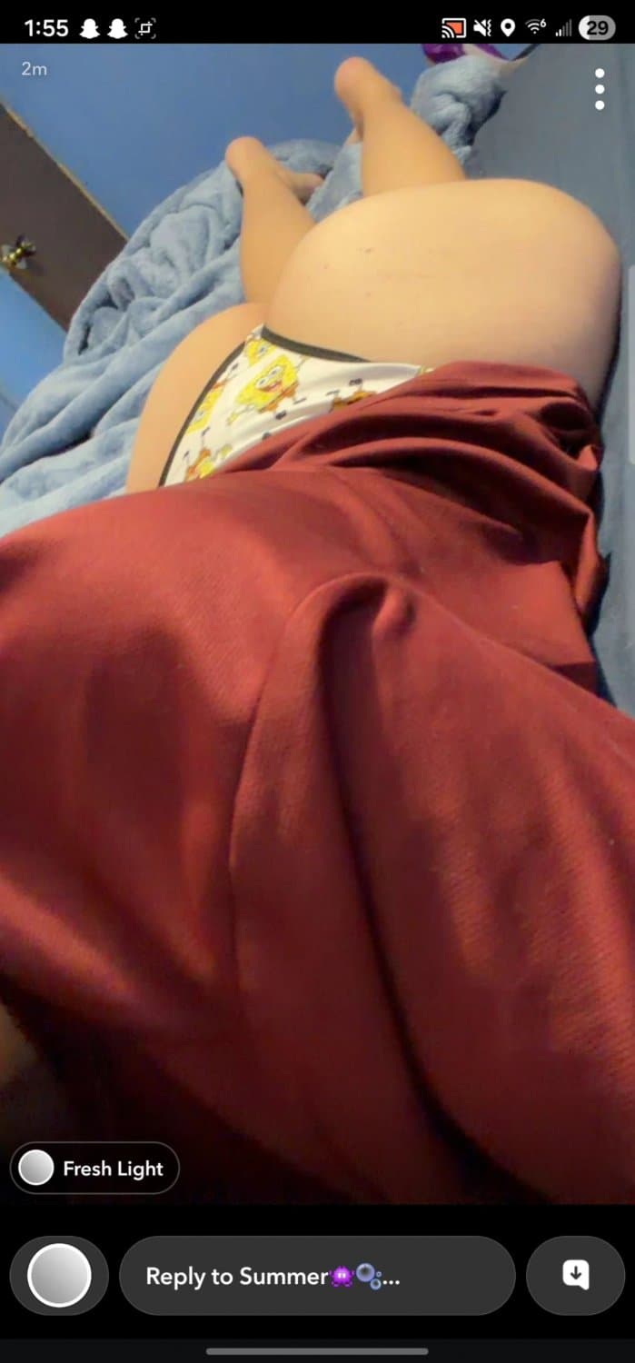 Thick white girl shaking ass