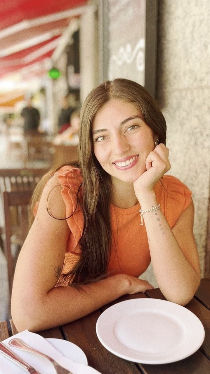 Pendeja puta chupando con corrida en la boca