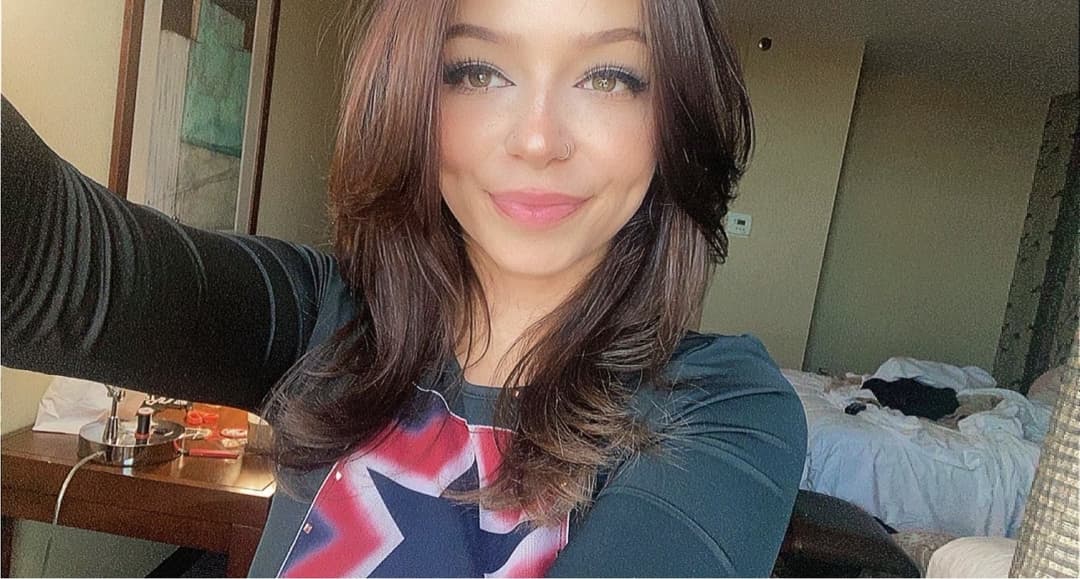 Watch how this alt / emo girl sucks a small cock pretending to be satisfied