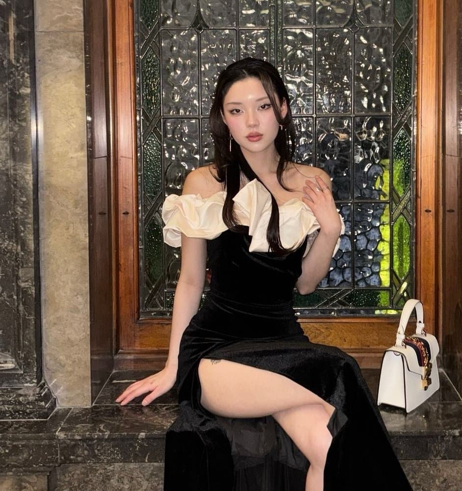 Hot BN chinese social media model