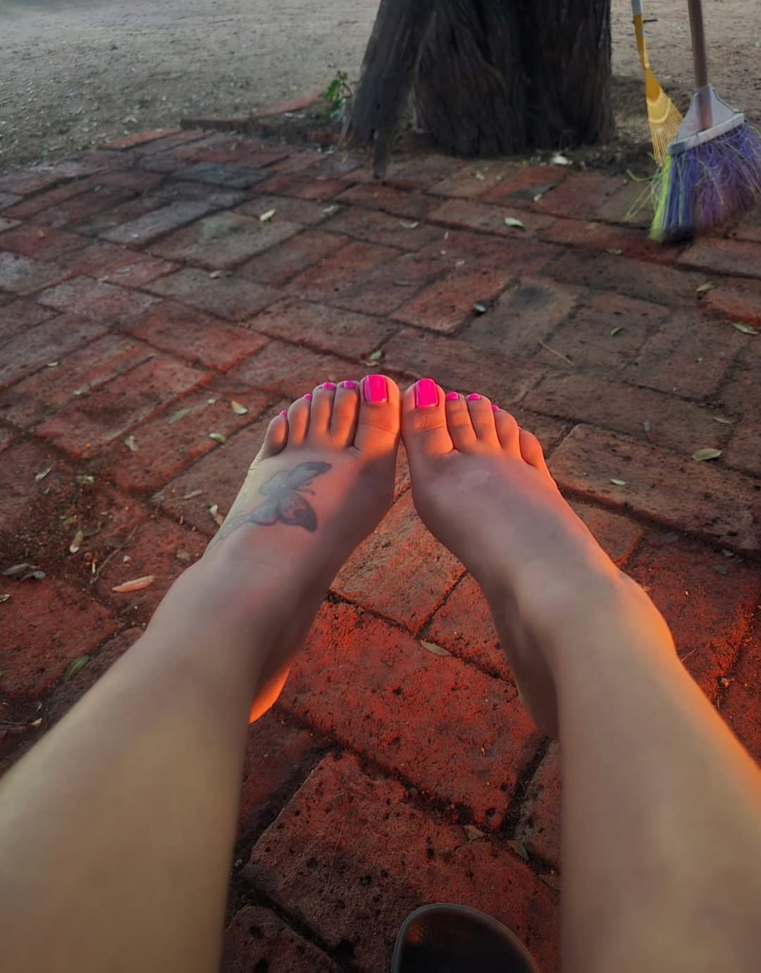 Hotwife love to Exposé her perfect Toes