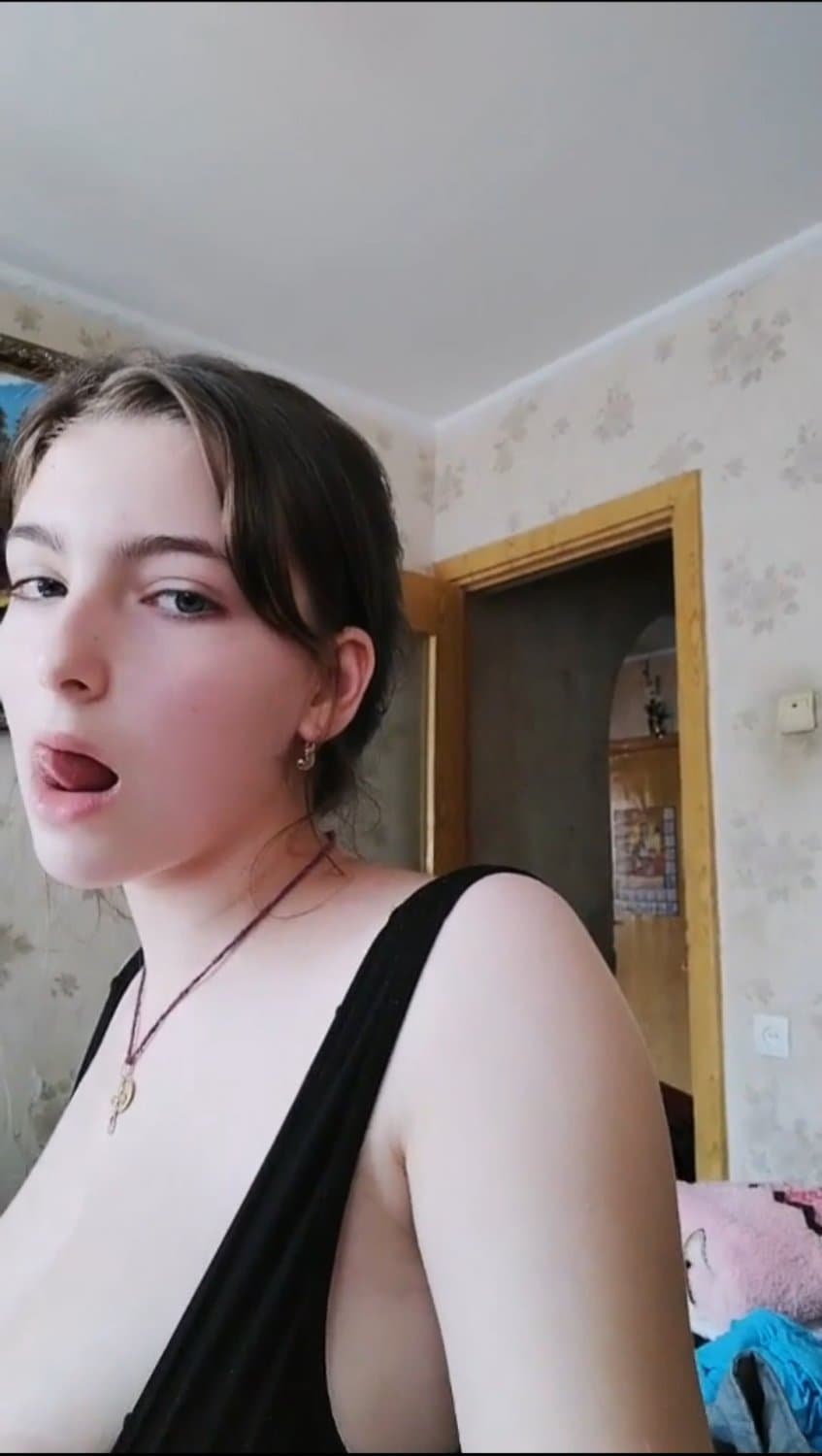 Novinha fez Live ficando peladinha enquanto arrumava o quarto