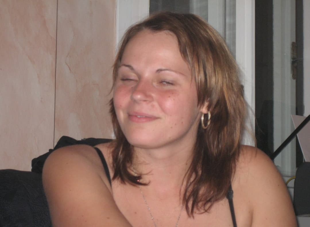 Click to view full size Amateur Housewife Loves To Pose - Part 1. (z)