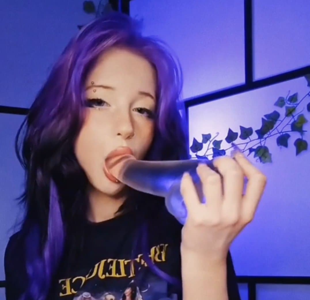 Cute Face and Delicious Busty Masturbating Dildo ???