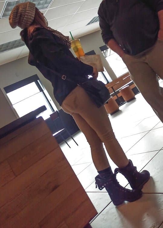 Esta bem escondida mas da pra saber que é gostosa