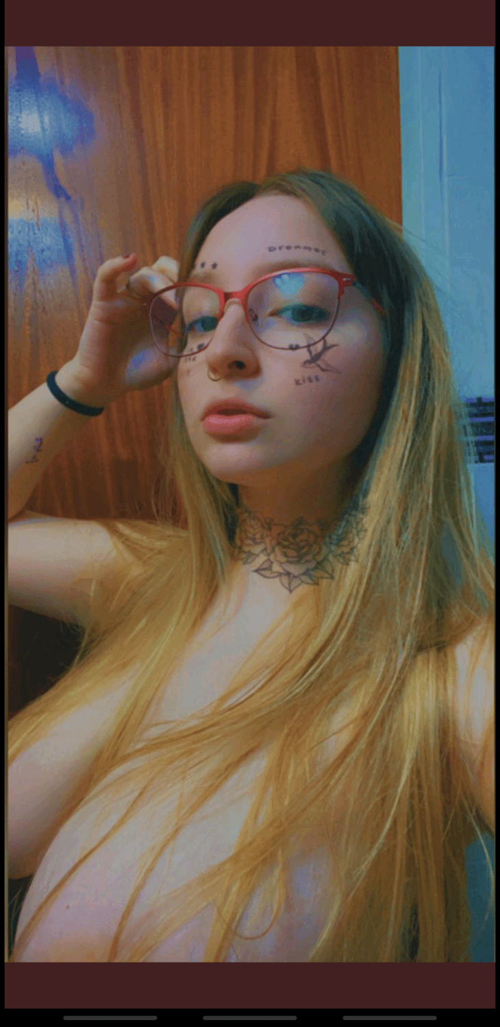 Rubia gordita mostrando sus enormes tetas