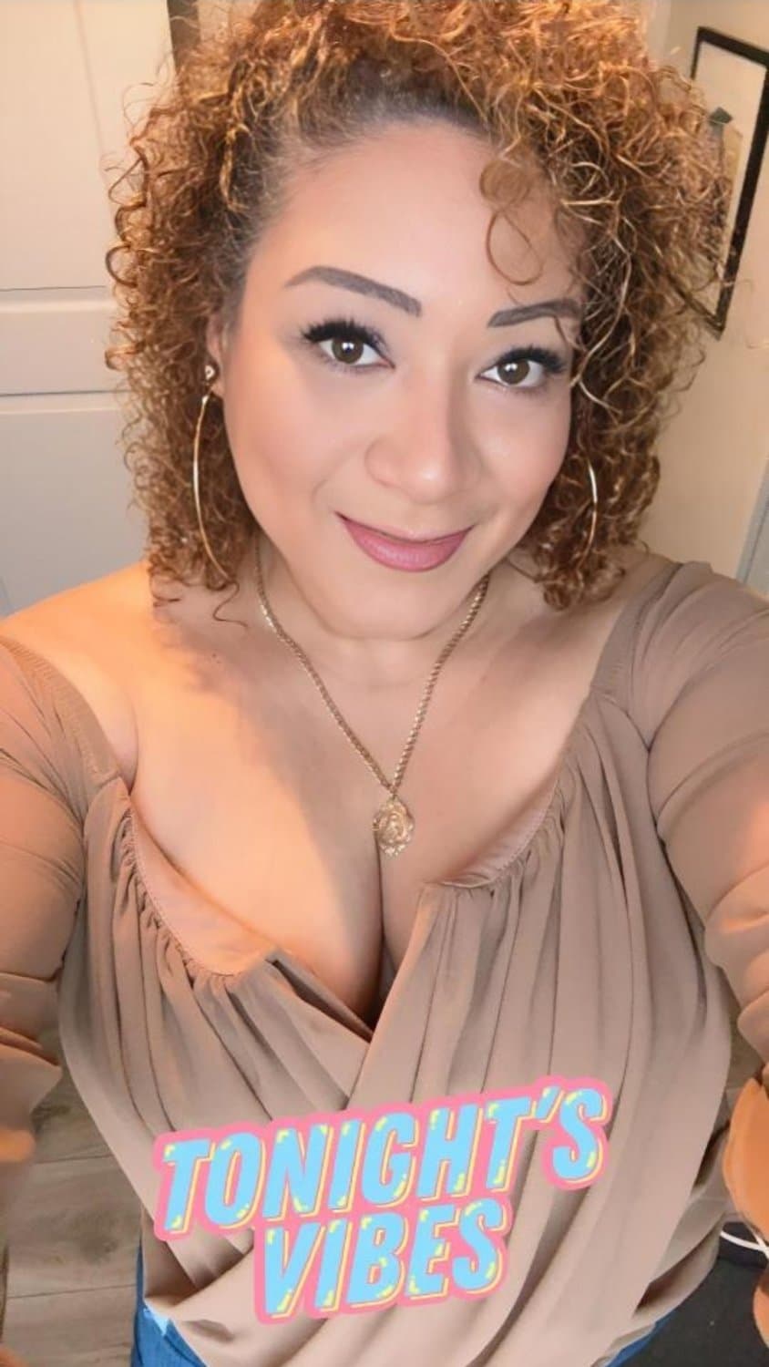 My friend Cathy loves for me to flick her nipples and kiss her she said loves my toungue