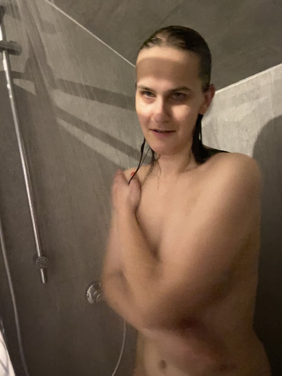 Geile Bilder von meiner Eheschlampe unter der Dusche