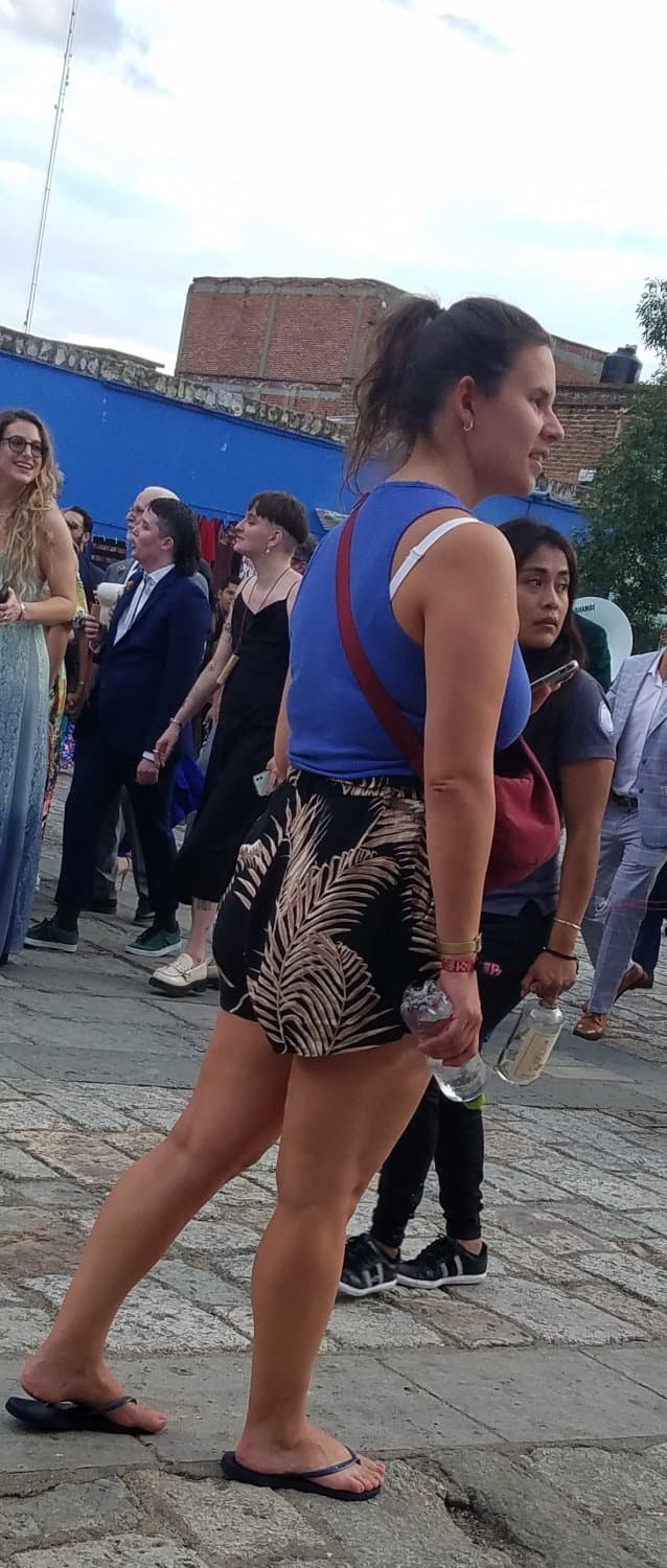 Thick legs, big hips, pretty feet and toes (cute girl in shorts)