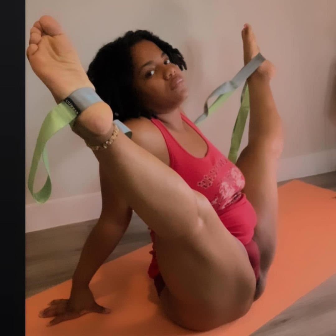 Thick flexible ebony baddie