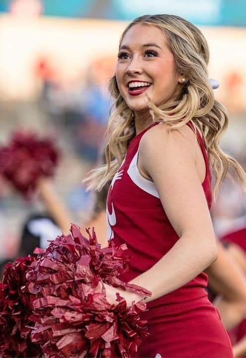 [non-nude] Cute college cheerleader makes her love of DILFs known